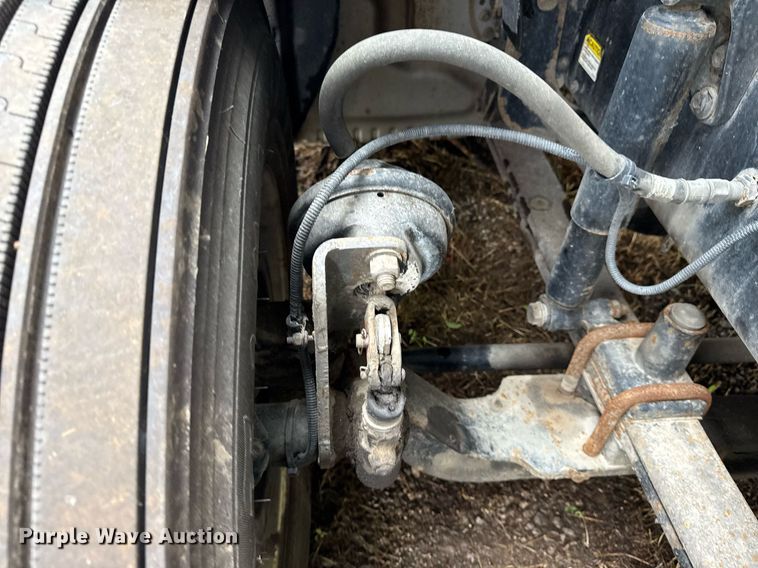 image for item DS3759 2011 Freightliner Cascadia semi truck