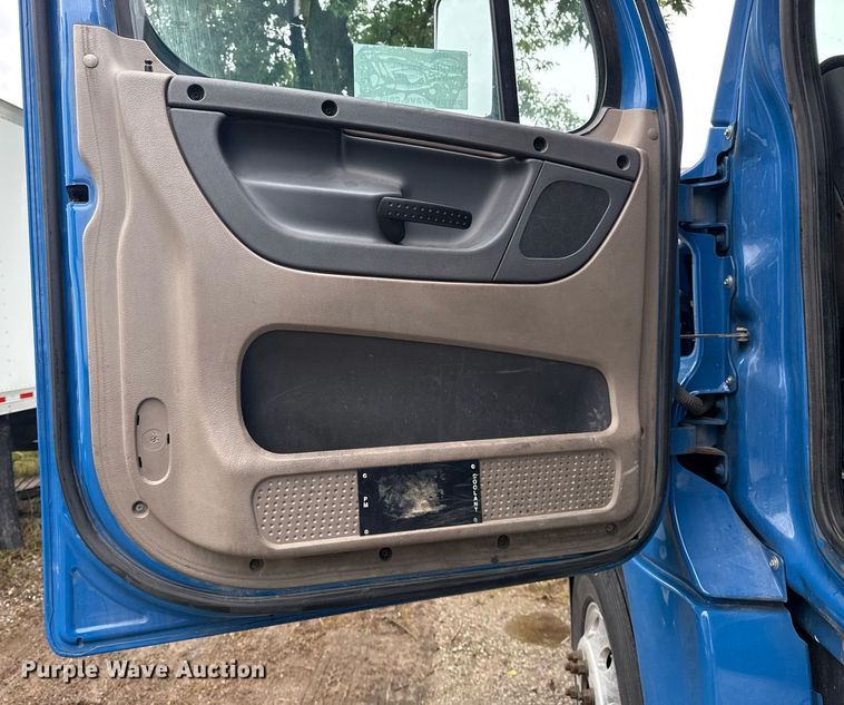 image for item DS3759 2011 Freightliner Cascadia semi truck