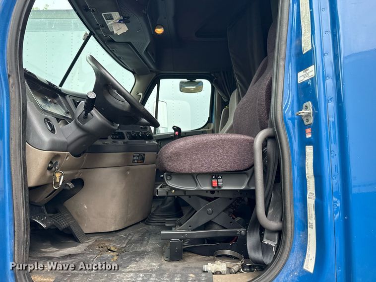 image for item DS3759 2011 Freightliner Cascadia semi truck