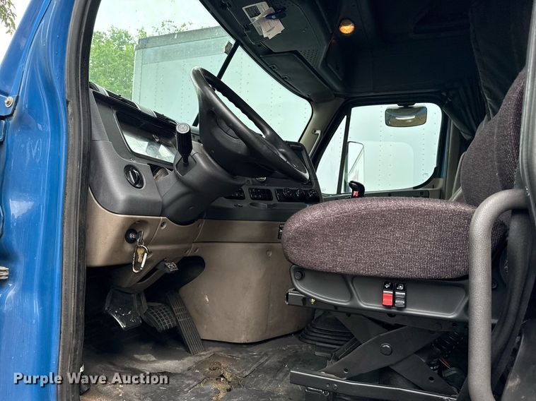 image for item DS3759 2011 Freightliner Cascadia semi truck