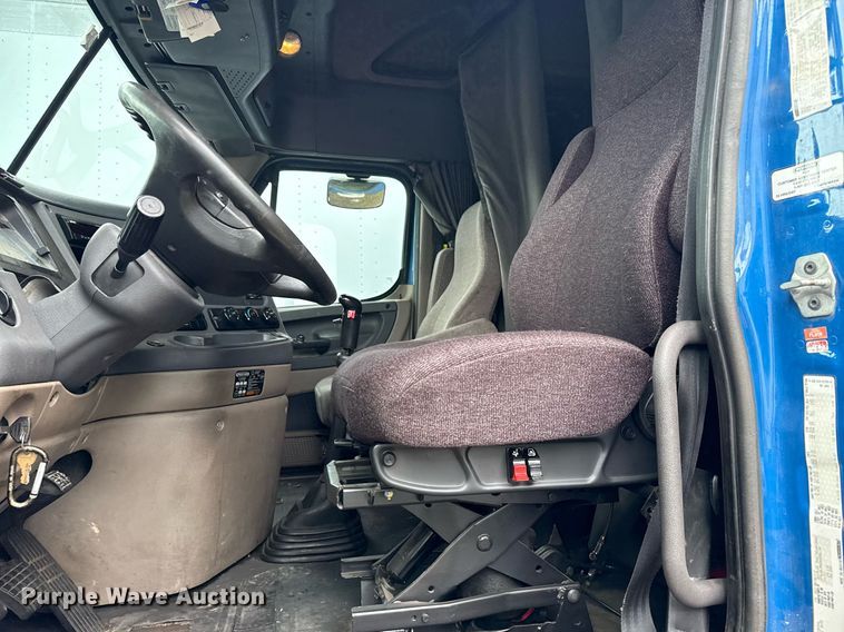 image for item DS3759 2011 Freightliner Cascadia semi truck