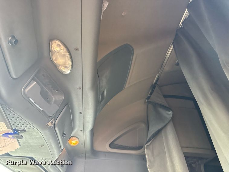 image for item DS3759 2011 Freightliner Cascadia semi truck