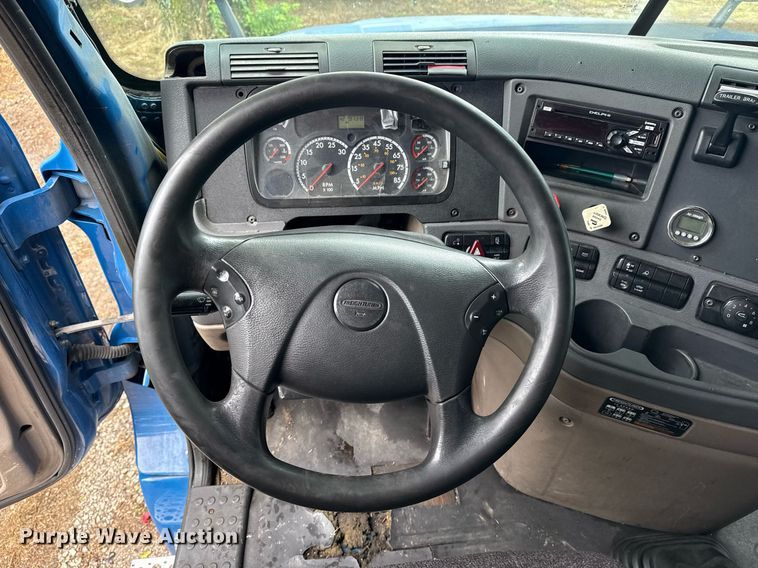 image for item DS3759 2011 Freightliner Cascadia semi truck