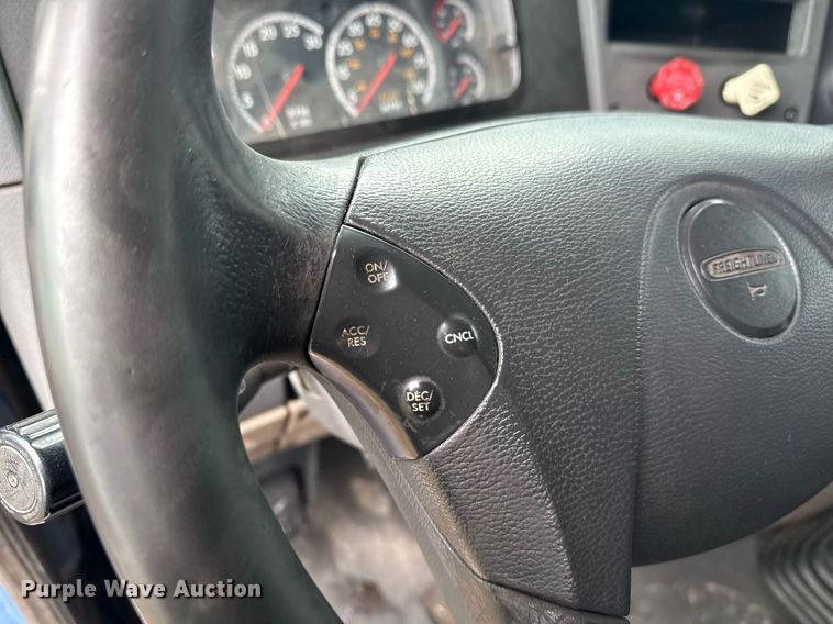 image for item DS3759 2011 Freightliner Cascadia semi truck