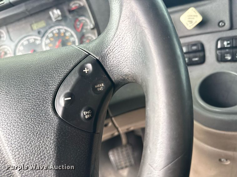 image for item DS3759 2011 Freightliner Cascadia semi truck