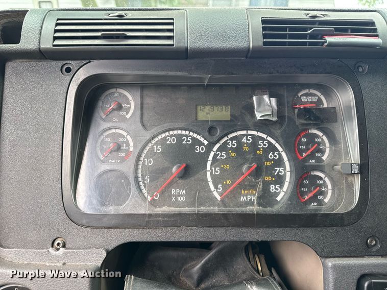 image for item DS3759 2011 Freightliner Cascadia semi truck