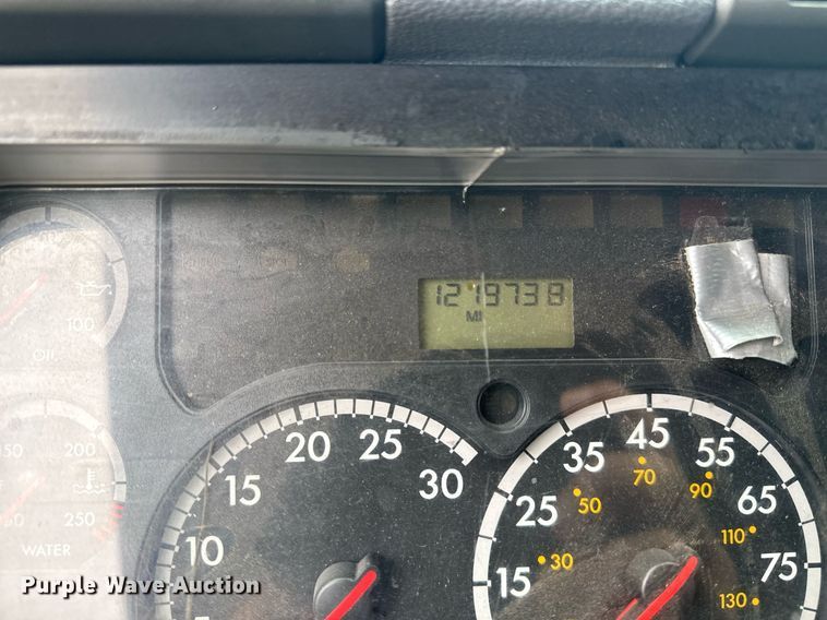 image for item DS3759 2011 Freightliner Cascadia semi truck