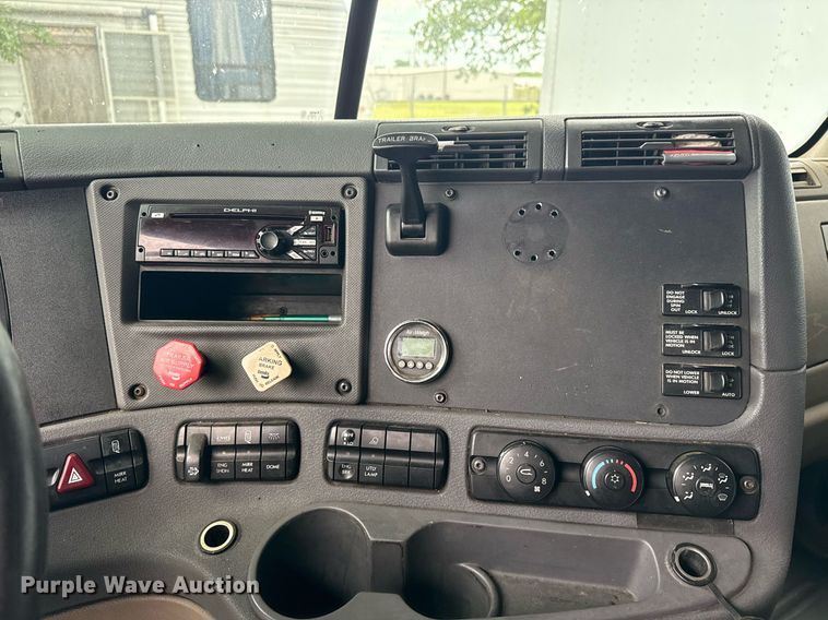 image for item DS3759 2011 Freightliner Cascadia semi truck