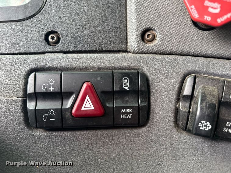 image for item DS3759 2011 Freightliner Cascadia semi truck