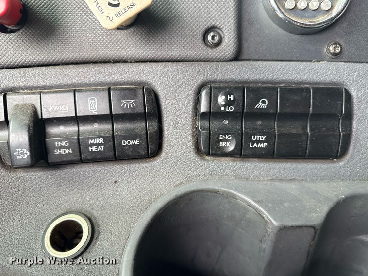 image for item DS3759 2011 Freightliner Cascadia semi truck