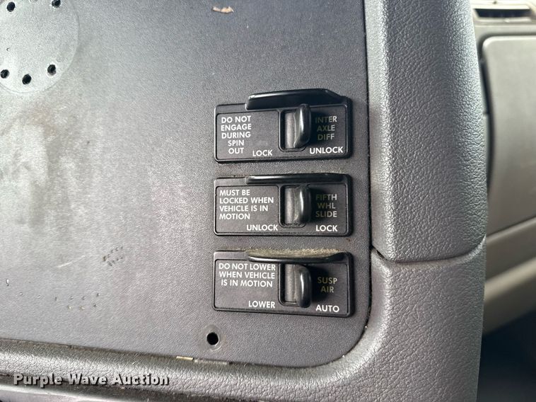 image for item DS3759 2011 Freightliner Cascadia semi truck