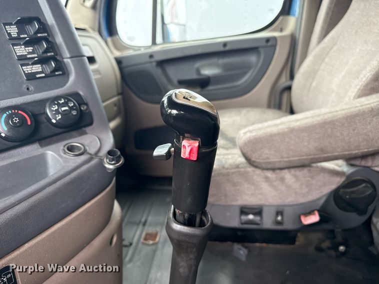 image for item DS3759 2011 Freightliner Cascadia semi truck