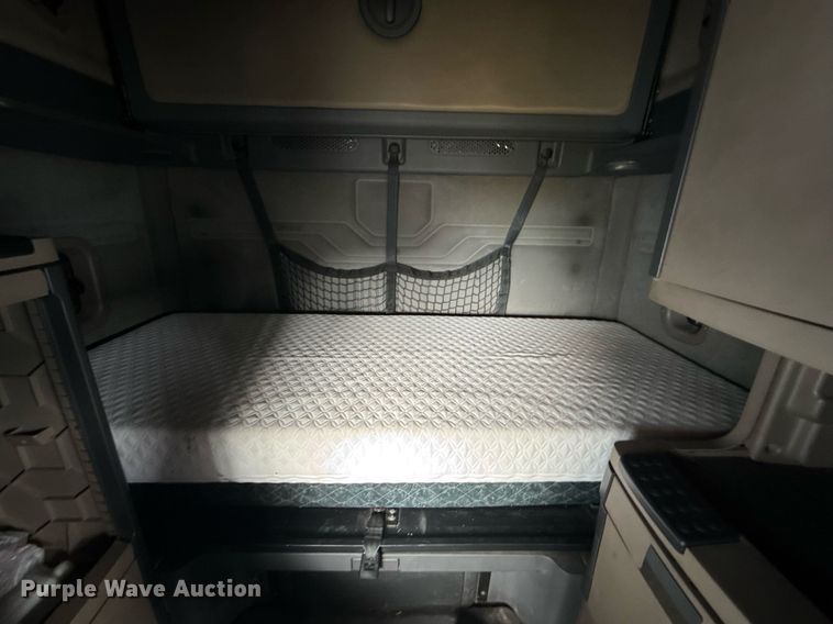 image for item DS3759 2011 Freightliner Cascadia semi truck