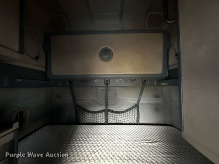 image for item DS3759 2011 Freightliner Cascadia semi truck