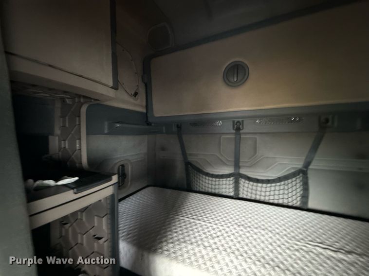 image for item DS3759 2011 Freightliner Cascadia semi truck