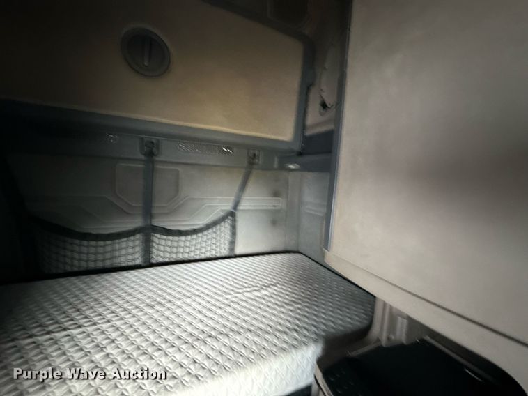 image for item DS3759 2011 Freightliner Cascadia semi truck