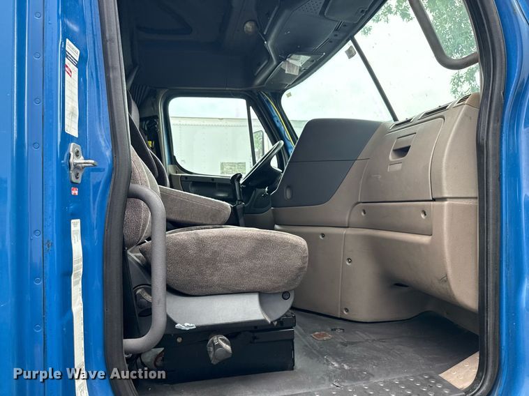 image for item DS3759 2011 Freightliner Cascadia semi truck