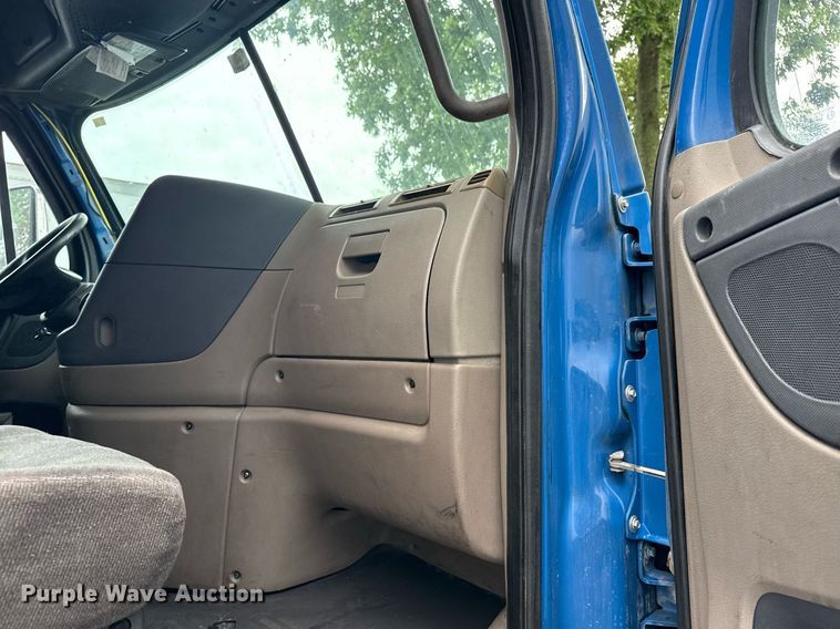 image for item DS3759 2011 Freightliner Cascadia semi truck