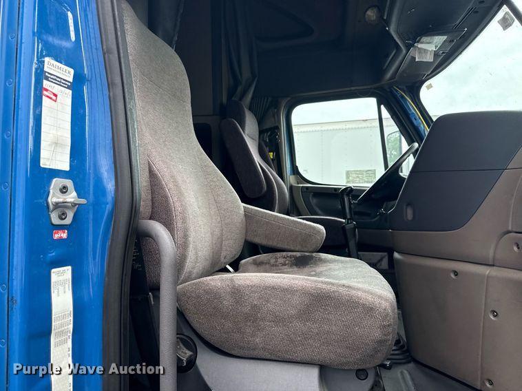 image for item DS3759 2011 Freightliner Cascadia semi truck