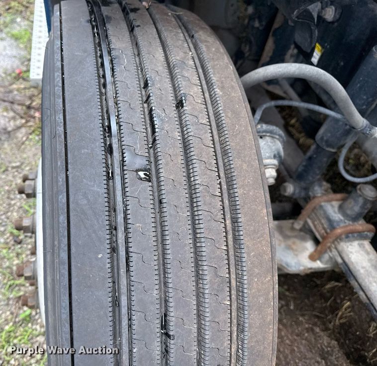 image for item DS3759 2011 Freightliner Cascadia semi truck