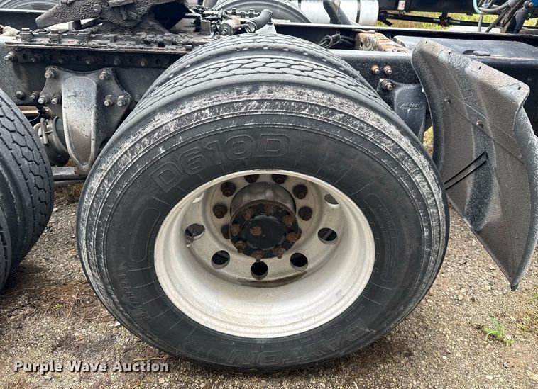 image for item DS3759 2011 Freightliner Cascadia semi truck