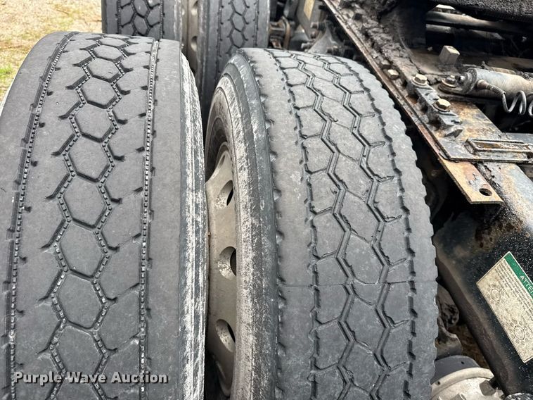 image for item DS3759 2011 Freightliner Cascadia semi truck