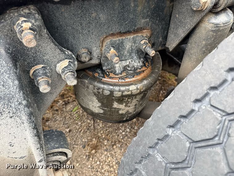 image for item DS3759 2011 Freightliner Cascadia semi truck