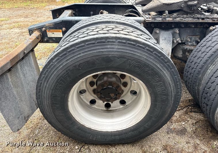 image for item DS3759 2011 Freightliner Cascadia semi truck