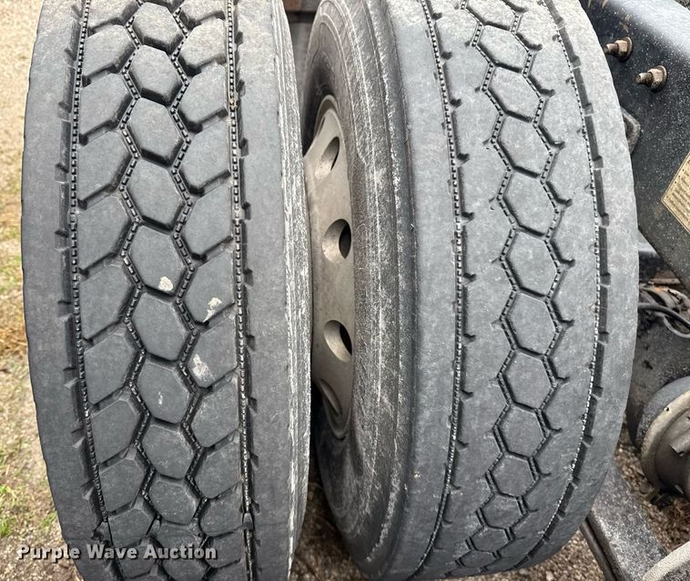 image for item DS3759 2011 Freightliner Cascadia semi truck