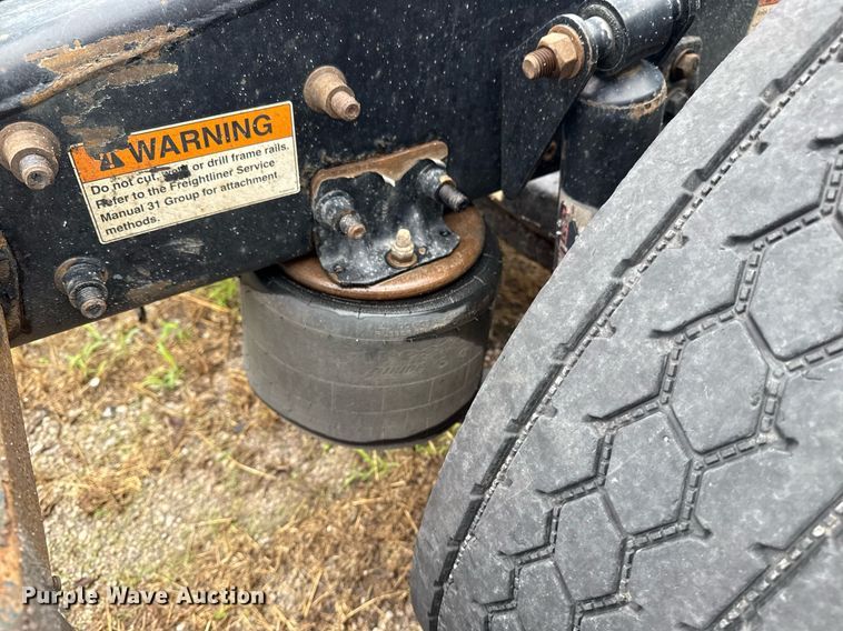 image for item DS3759 2011 Freightliner Cascadia semi truck