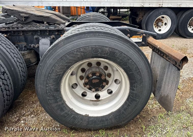 image for item DS3759 2011 Freightliner Cascadia semi truck