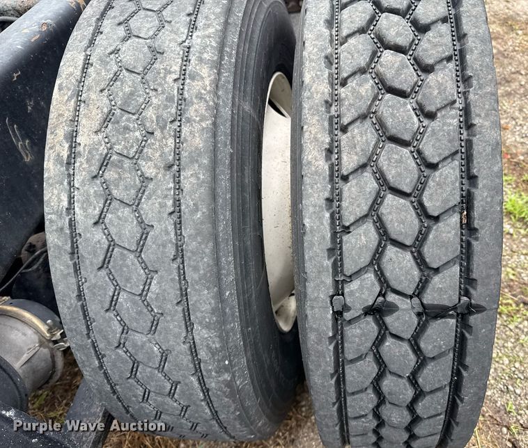 image for item DS3759 2011 Freightliner Cascadia semi truck