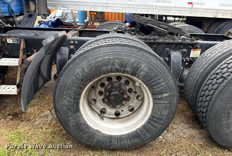 image for item DS3759 2011 Freightliner Cascadia semi truck