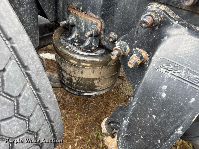 image for item DS3759 2011 Freightliner Cascadia semi truck