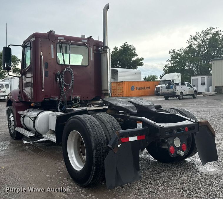 image for item DS3760 2007 Freightliner Columbia semi truck