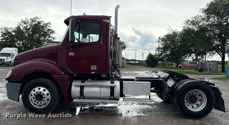 image for item DS3760 2007 Freightliner Columbia semi truck