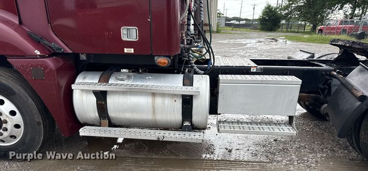 image for item DS3760 2007 Freightliner Columbia semi truck