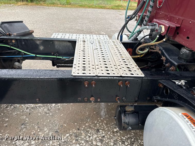 image for item DS3760 2007 Freightliner Columbia semi truck