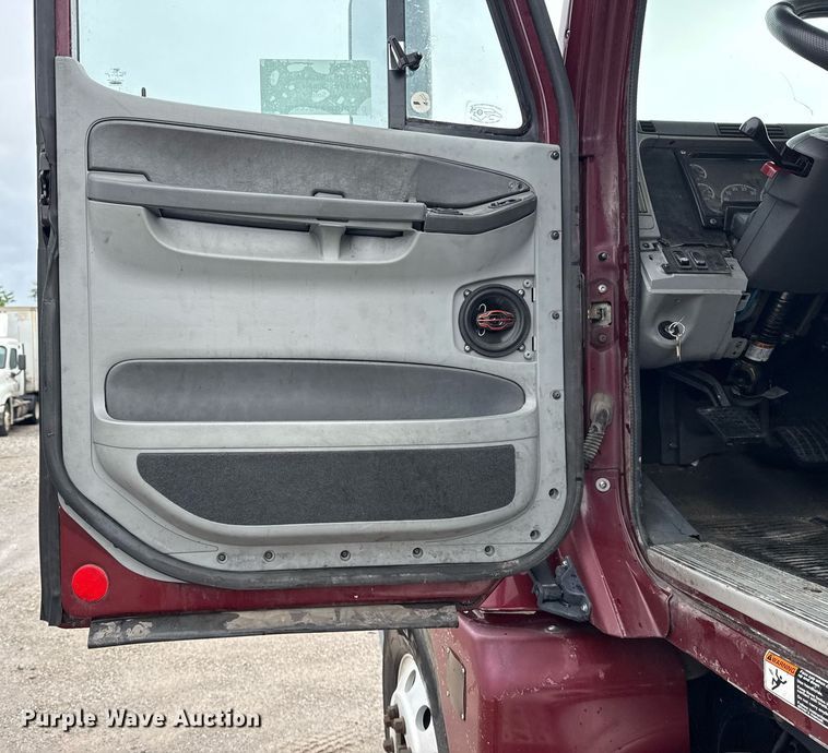 image for item DS3760 2007 Freightliner Columbia semi truck