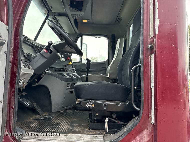 image for item DS3760 2007 Freightliner Columbia semi truck