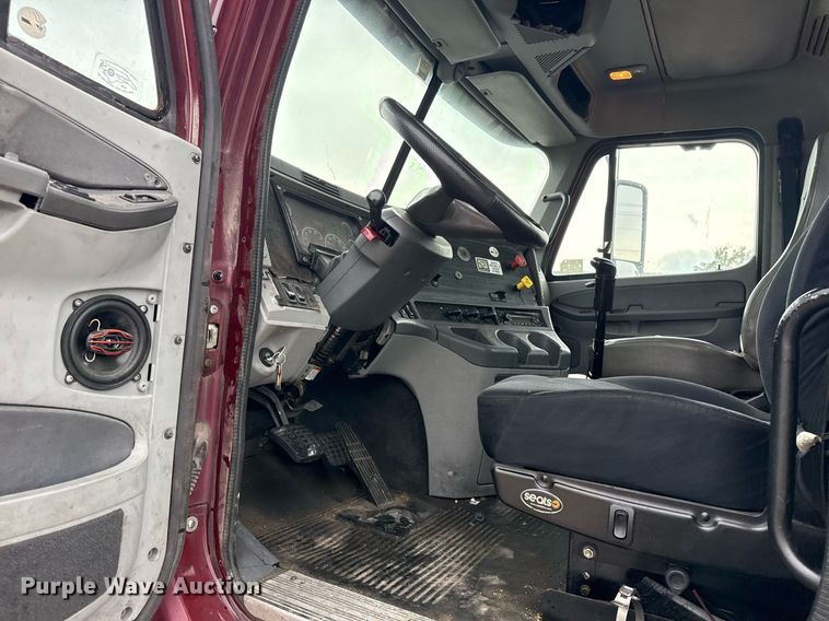 image for item DS3760 2007 Freightliner Columbia semi truck