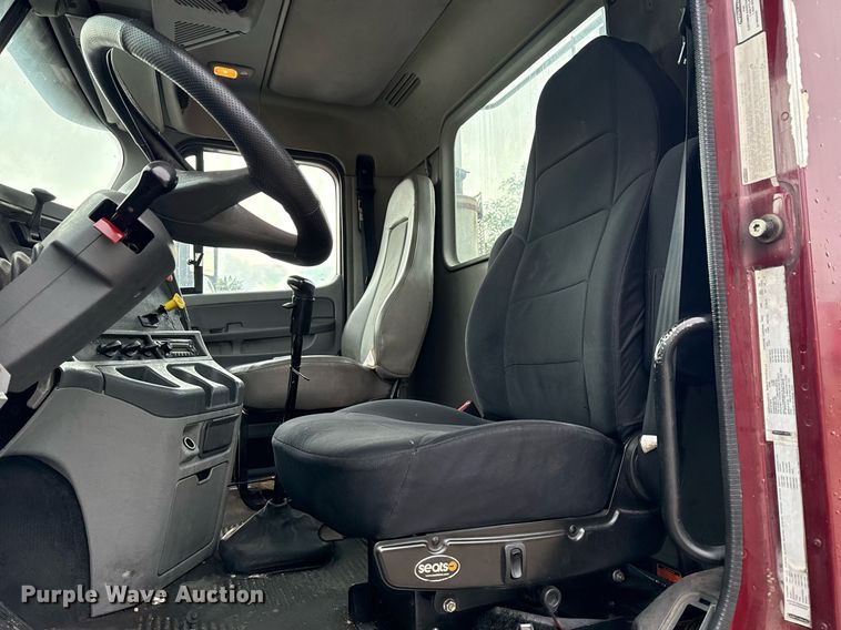 image for item DS3760 2007 Freightliner Columbia semi truck