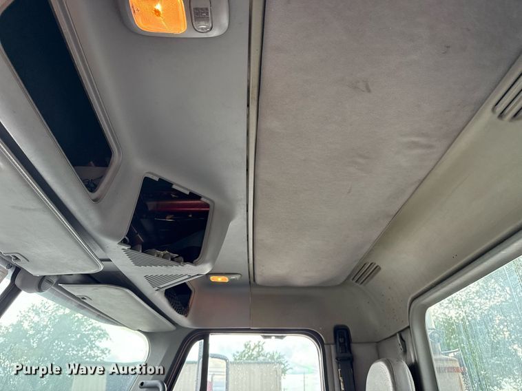 image for item DS3760 2007 Freightliner Columbia semi truck