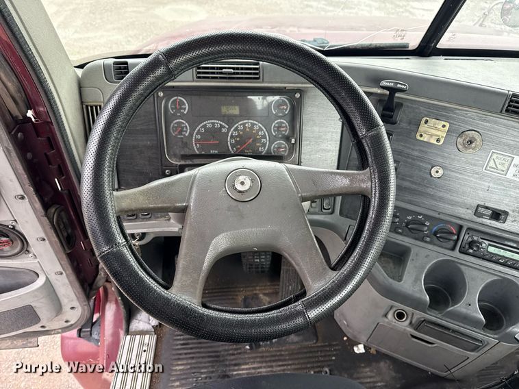 image for item DS3760 2007 Freightliner Columbia semi truck