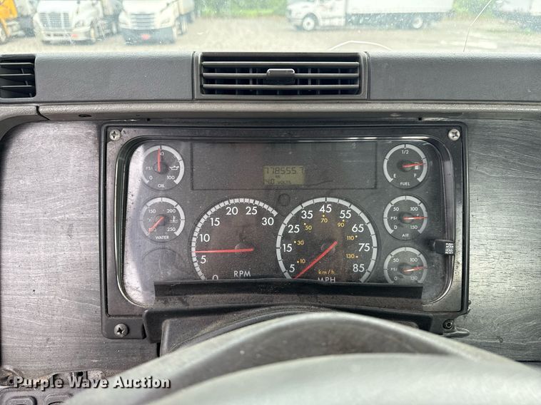 image for item DS3760 2007 Freightliner Columbia semi truck