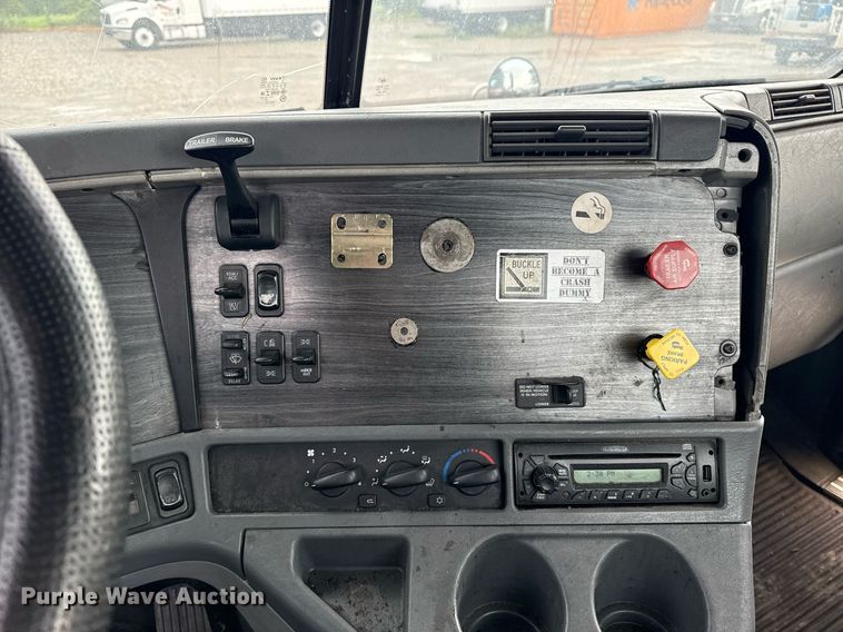 image for item DS3760 2007 Freightliner Columbia semi truck