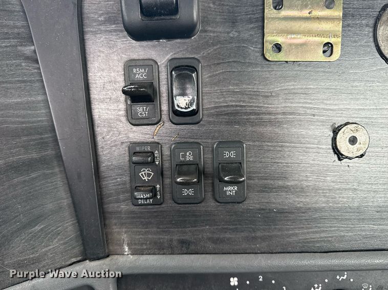 image for item DS3760 2007 Freightliner Columbia semi truck