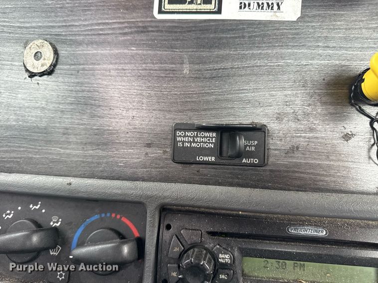 image for item DS3760 2007 Freightliner Columbia semi truck