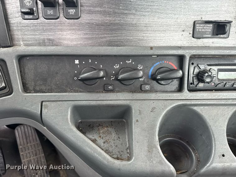 image for item DS3760 2007 Freightliner Columbia semi truck