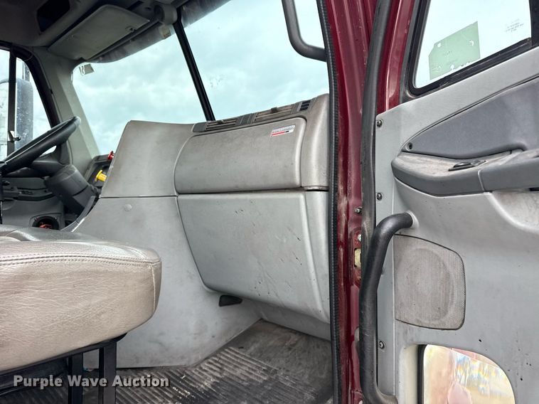 image for item DS3760 2007 Freightliner Columbia semi truck